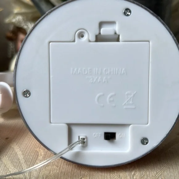 LED RAINBOW LIGHT 3 AA batteries (not included) - Picture 3 of 4